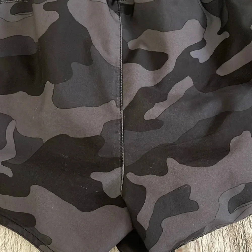Women’s Old Navy camouflage lined shorts Small - Picture 3 of 4